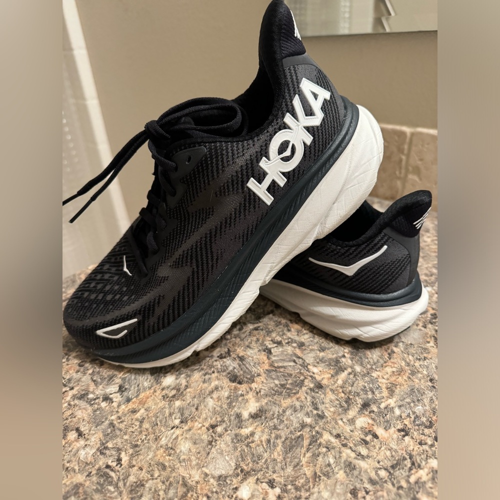 Women’s Hoka Clifton 9- Size 8